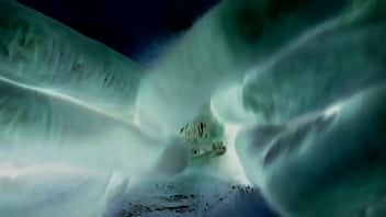 Creación de una película de arte negativo de una criatura lagarto alienígena azul que se mete los dedos en este video loco y sexy de pornografía